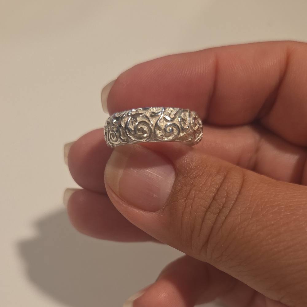 Elegant Silver Swirl Ring